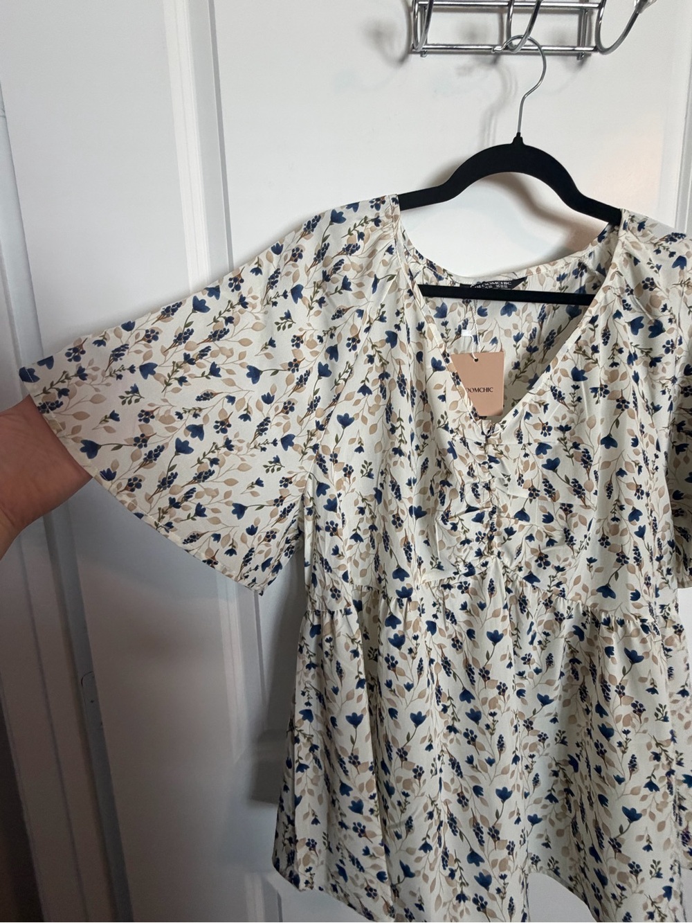 BloomChic Women’s Cream Floral V-Neck Blouse - 18-20 - NWT - Picture 3 of 4